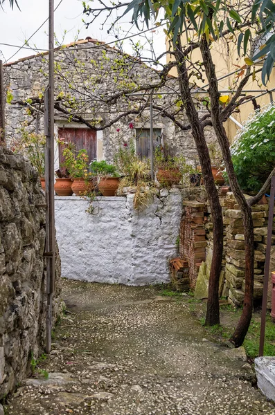 Rua e edifícios na ilha de Paxoi, Grécia, num dia nublado — Fotografia de Stock