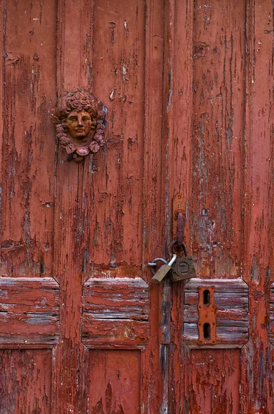 Detalj av en dörr i en gammal byggnad i Gáïos village, Paxoi island, Grekland — Stockfoto