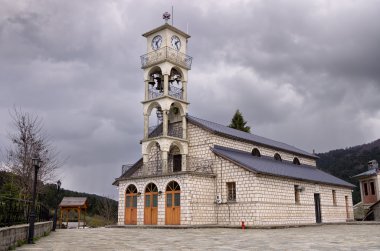 Milia köy, Metsovo, Yunanistan, bulutlu bir günde Ortodoks Kilisesi