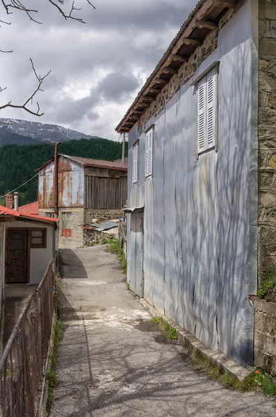 Calle y fachada de una casa en el pueblo de Milia, cerca de Metsovo, Grecia — Foto de Stock