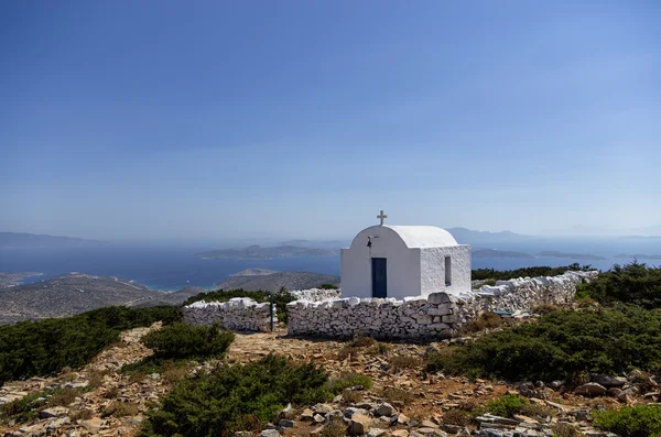 Kapelle auf einem Berg auf der Insel Iraklia, Kykladen, Griechenland — Stockfoto