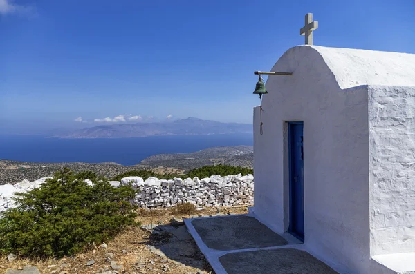 Kapliczka na szczycie góry w Iráklia island, Cyklady, Grecja — Zdjęcie stockowe