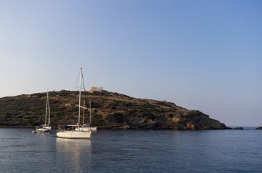 Yelkenli Yatlar altında Antik tapınak Poseidon, Sounio, Yunanistan