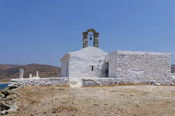 Capilla en la cima de una colina en la isla de Kythnos, Cícladas, Grecia —  Fotos de Stock