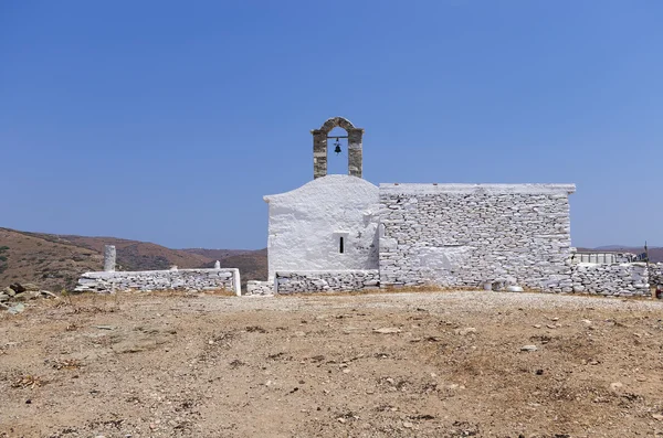 Capilla en la cima de una colina en la isla de Kythnos, Cícladas, Grecia — Foto de Stock