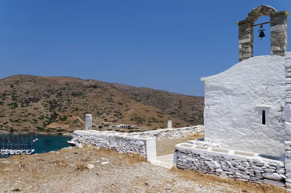 Cappella sulla cima di una collina nell'isola di Kythnos, Cicladi, Grecia — Foto Stock