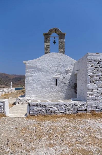 Kápolna, egy domb tetején, Kythnos island, Cyclades, Görögország — Stock Fotó