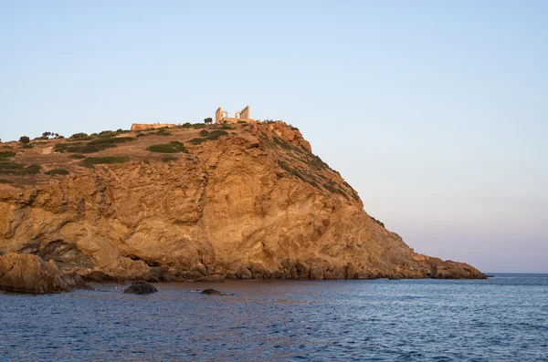 Rotsmassief van Kaap Sounio en de tempel van Poseidon, Griekenland, in de schemering — Stockfoto