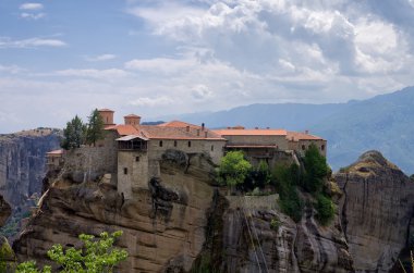 Meteora, Yunanistan bir uçurumun üstünde Manastırı