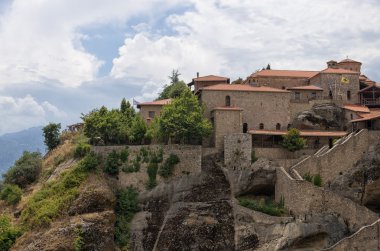 Meteora, Yunanistan bir uçurumun üstünde Manastırı