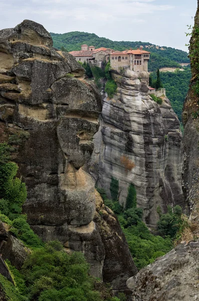 Mosteiro no topo de um penhasco em Meteora, Grécia — Fotografia de Stock