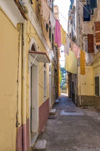 Strada nel centro storico dell'isola di Corfù, Grecia — Foto Stock