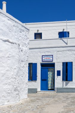 Kimolos, Yunanistan - 21 Temmuz 2015 - Kimolos adasındaki sokak, Kiklad Adaları, Yunanistan, bir bakkal