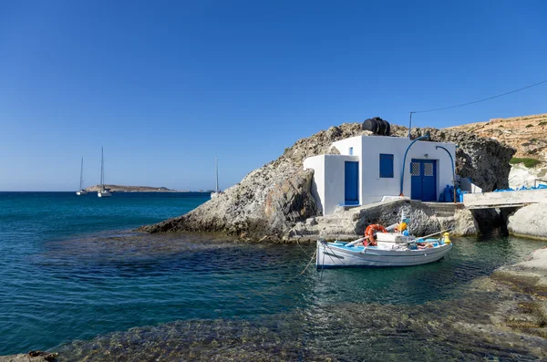 Pequeña casa de pescadores en la isla de Kimolos, Cícladas, Grecia — Foto de Stock