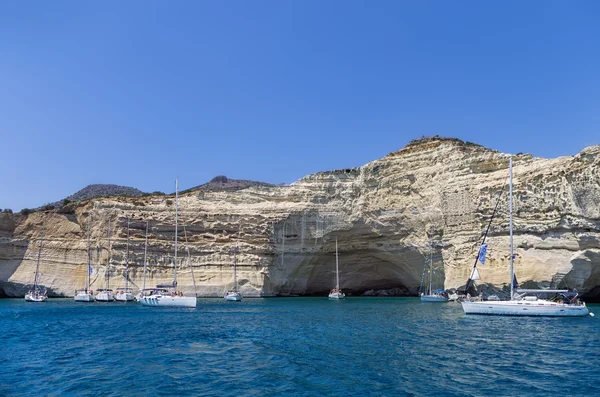 22 juillet 2015 - Voiliers ancrés dans le golfe de Milos, Cyclades, Grèce — Photo