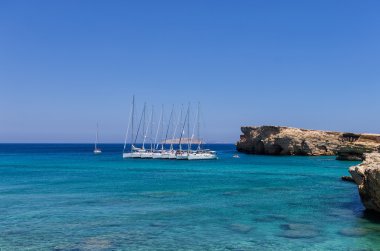 Ju22nd 2014 - Ano Koufonisi Adası, Kiklad Adaları, Yunanistan bir körfezde demirlemiş Yelkenli Yatlar