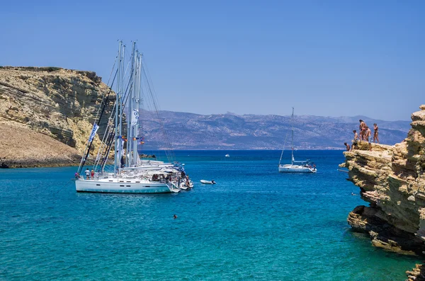 Ju22nd 2014 - Ano Koufonisi Adası, Kiklad Adaları, Yunanistan bir körfezde demirlemiş Yelkenli Yatlar
