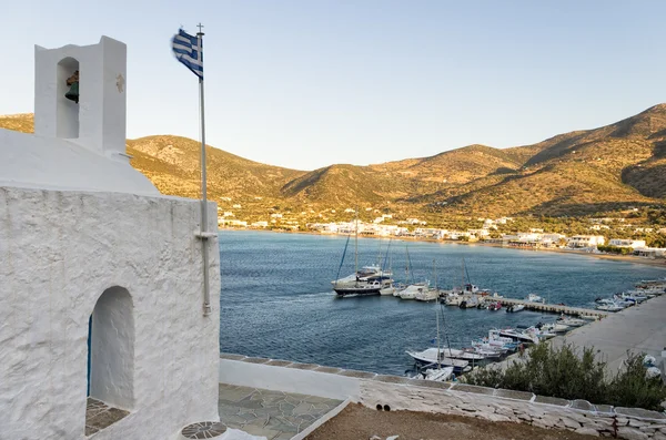 Nézd, hogy a port a Sifnos island, Cyclades, Görögország — Stock Fotó