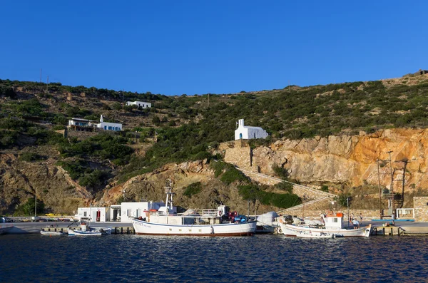 2015 年 7 月 17 日-港口的锡夫诺斯岛，希腊基克拉泽斯 — 图库照片