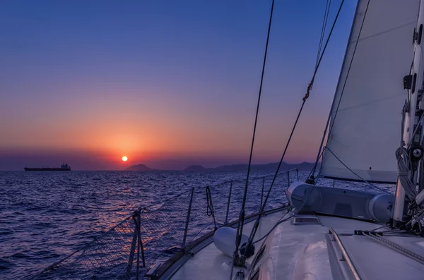 Navegando en el atardecer en el mar Egeo, Grecia, con hermosos colores del atardecer — Foto de Stock