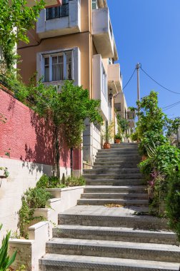 Cadde ile neoklasik yapılar Mets mahallede, Atina, Yunanistan