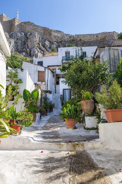 Akropolis Plaka, Atina, Yunanistan Anafiotika Mahallesi'nde altında eski binalar — Stok fotoğraf