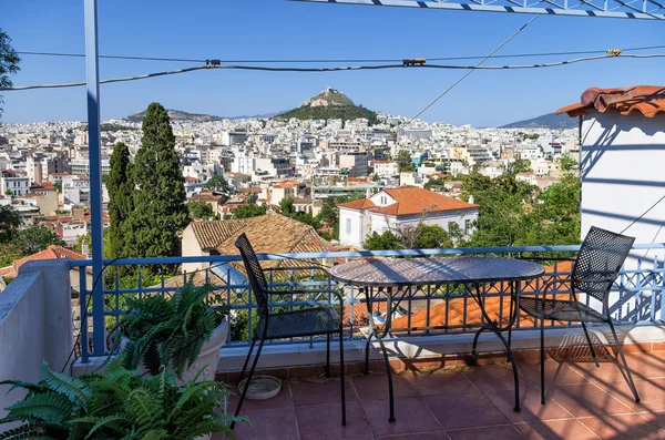 Vista para a cidade de Atenas a partir de uma varanda no bairro Plaka, Grécia — Fotografia de Stock