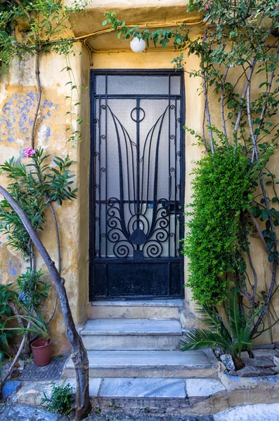 プラーカ地区、アテネ、ギリシャにある古い建物への入り口 — ストック写真