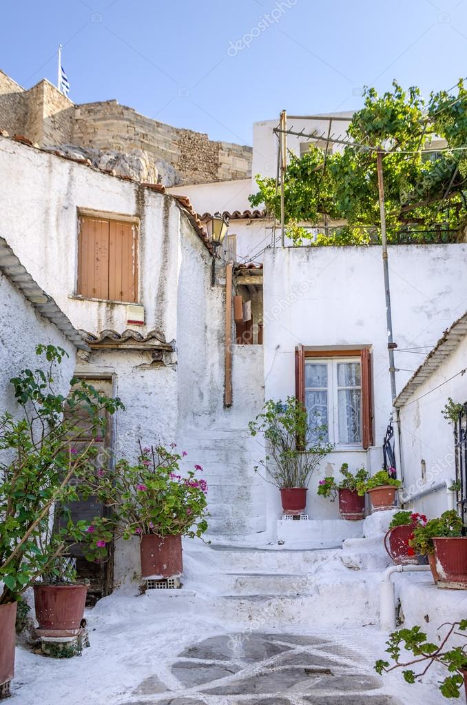 Viejos edificios en la AcrÃ³polis en el barrio de Anafiotika en Plaka, Atenas, Grecia â€” Foto de Stock