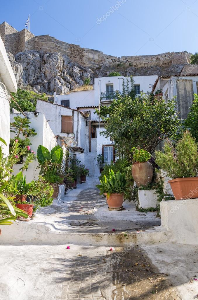 Viejos edificios en la AcrÃ³polis en el barrio de Anafiotika en Plaka, Atenas, Grecia â€” Foto de Stock