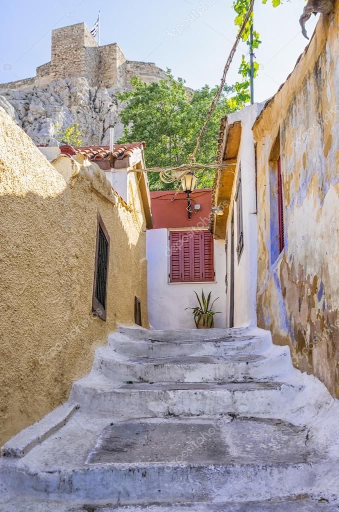 Viejos edificios en la AcrÃ³polis en el barrio de Anafiotika en Plaka, Atenas, Grecia â€” Foto de Stock