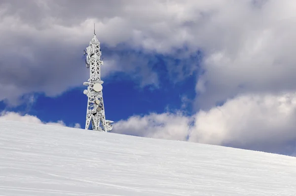 Torre de telecomunicações no topo de uma montanha em Florina, Grécia, no inverno — Fotografia de Stock