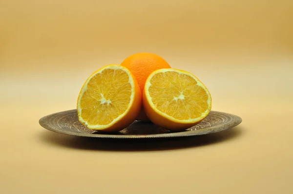 Ένα Πορτοκαλί Κομμένο Στη Μέση Και Ένα Ολόκληρο Πορτοκάλι Τοποθετημένο — Φωτογραφία Αρχείου