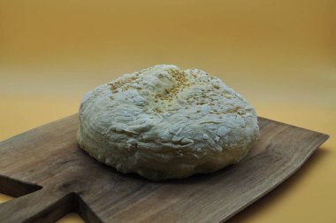 Zarif bir ahşap kesme tahtasına yeni yapılmış el yapımı ekmeğin bileşimi