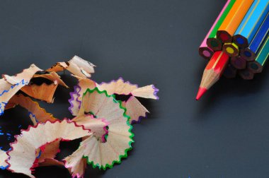  Siyah arkaplanda renkli talaşı olan renkli kalemler