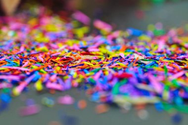  Siyah arkaplanda renkli talaşı olan renkli kalemler