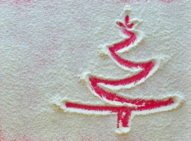 Un zemininde Noel ağacı. Beyaz un kara benziyor. Üst görünüm