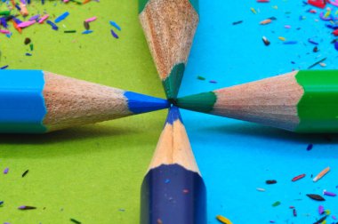  Siyah arkaplanda renkli talaşı olan renkli kalemler