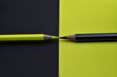  Siyah arkaplanda renkli talaşı olan renkli kalemler