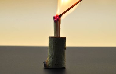 Kırmızı ve mavi zarlar içeren bir bardak. Beyaz arka planda harika bir pembe kum saati var.