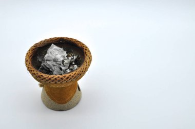 Bu 2020 yılını alıp ateşe verelim. 2021 'in daha iyi olacağını umalım. Kavramsal fotoğraf bir sayfa kağıdı yakmayı temsil ediyordu. Bye 2020