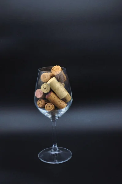 Bicchiere Vino Pieno Molti Tappi Rovesciati Presi Dall Alto Isolati — Foto Stock