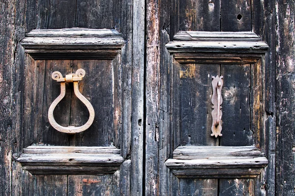 Puerta vieja con asas de hierro oxidado —  Fotos de Stock