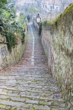 Ortaçağdan kalma şehir yokuş aşağı yolda