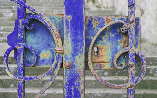 Portão de ferro azul — Fotografia de Stock