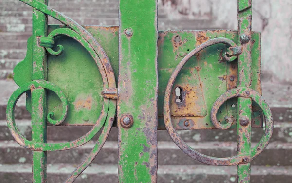 Puerta de hierro verde —  Fotos de Stock