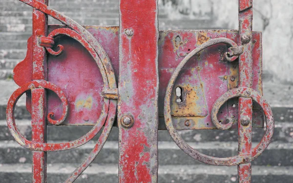 Puerta roja de hierro —  Fotos de Stock