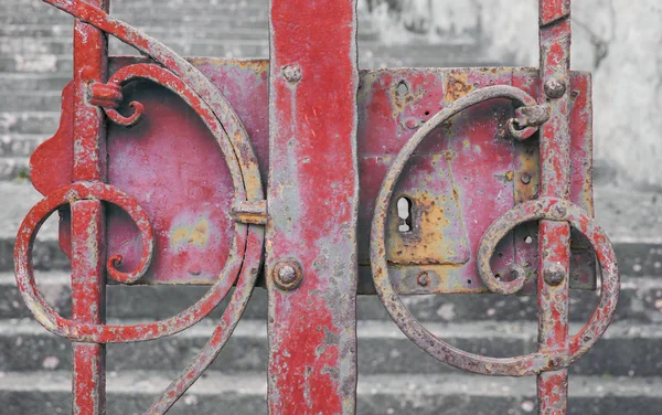 Porta de ferro vermelho Imagem De Stock