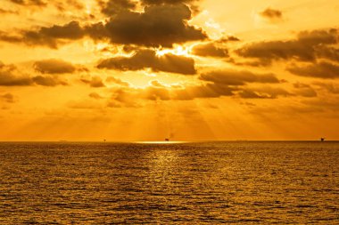 Manzara ve günbatımı deniz ışıkları turuncu rengi yansıtır.