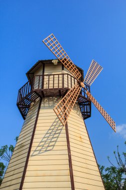 Rüzgar türbinleri yenilenebilir enerjiyi döndürür